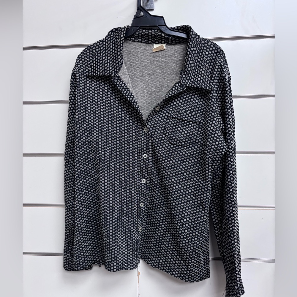 Old Navy Women's Black and White Button Down Shirt vintage